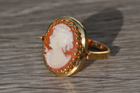 Ladies Antique Cameo Ring in 14K Yellow Gold - image 2