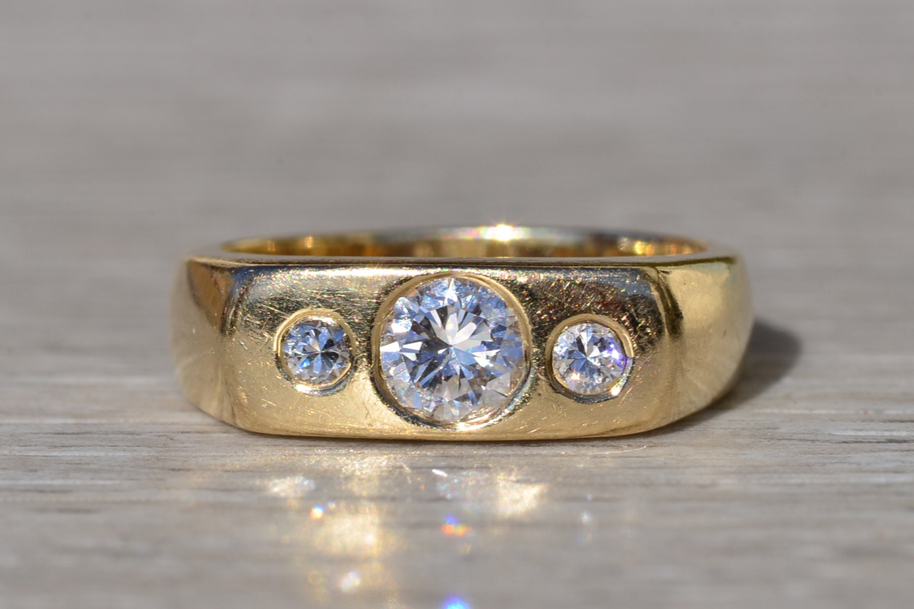 Anello uomo oro giallo/bianco 18KT con diamanti naturali forma tonda taglio brillante. | Gioielleria Faelutti