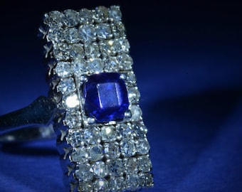 Anello rettangolare allungato in stile Art Déco con zaffiro e diamanti