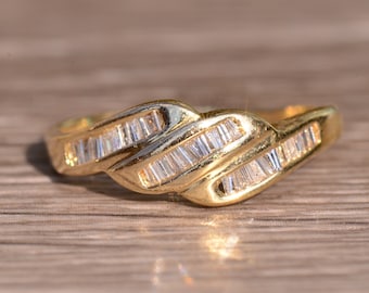 Vintage Waved Diamond Band in Yellow Gold
