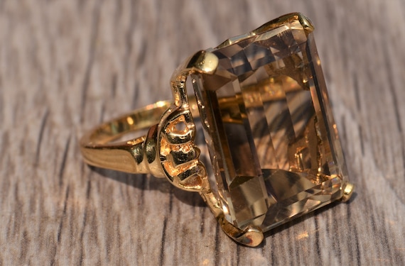 Impressive Quartz Ring in 14 Karat Yellow Gold - image 4