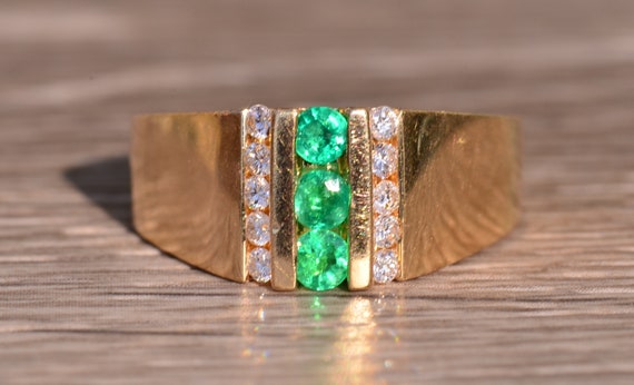 Colombian Emerald and Diamond Ring in Yellow Gold - image 6