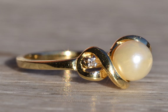 Ladies Yellow Gold Pearl and Diamond Ring - image 5