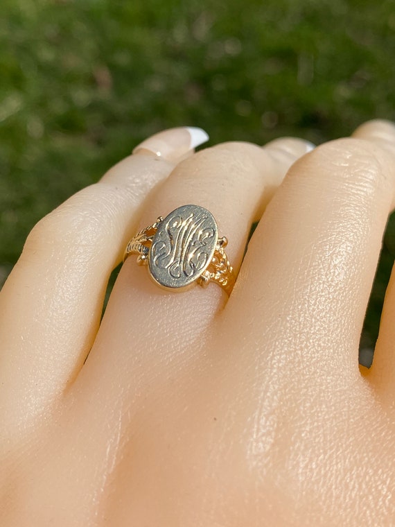 Vintage Signet Ring in Yellow Gold - image 9