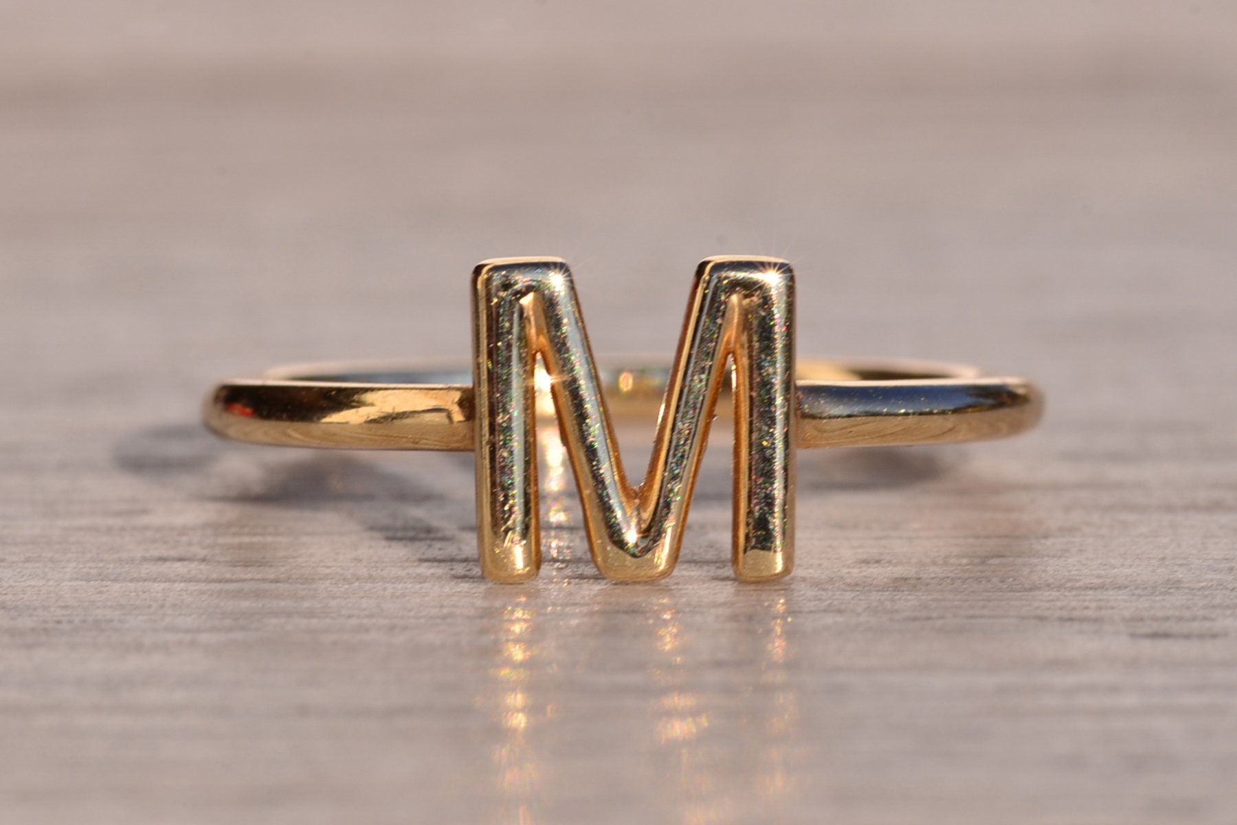 Custom Yellow Gold M Initial Ring - Etsy Norway