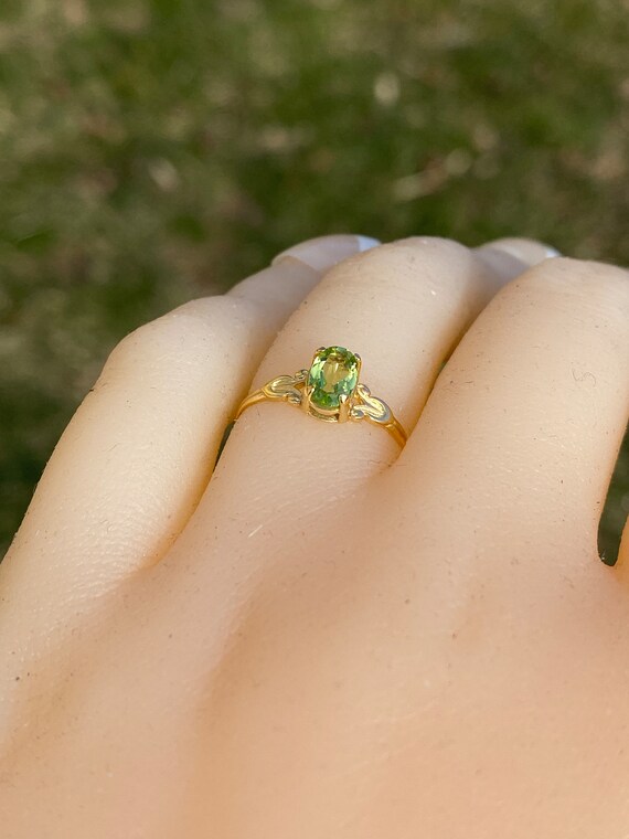 Peridot Ring in Yellow Gold with Patterned Shank - image 9