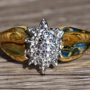 Anel de coquetel feminino contemporâneo com dois tons de diamantes