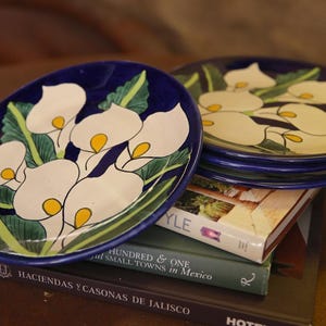 Platos de cerámica para cena con diseño de lirios de Talavera (juego de 4)