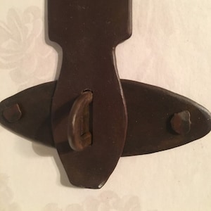 Mittelgroße 18th Century Hand geschmiedete antike Reproduktion Vorhängeschloss Hasp, Truhenkasten Hardware