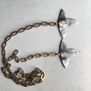 Trunk and chest chain lid stays