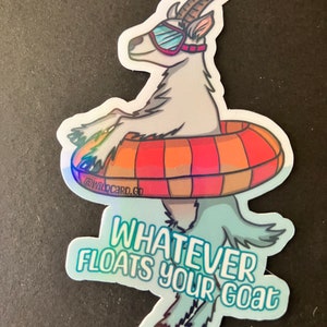 Puede incluir: Una pegatina holográfica con una cabra de dibujos animados que lleva gafas y una diadema roja, flotando en un flotador inflable de colores arcoíris. El texto "Whatever floats your goat" está escrito debajo de la cabra.