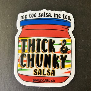 Pode incluir: Um adesivo branco com um design de frasco de salsa vermelho, amarelo, verde e azul. O frasco tem o texto "Thick & Chunky Salsa" e "@wildcard.gd". O texto acima do frasco diz "me too salsa. me too."