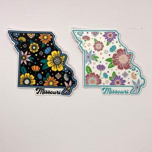 Floraler Missouri State Aufkleber - 2,5 &quot;x 2,25&quot; - Erhältlich in hellem oder dunklem Blumenmuster