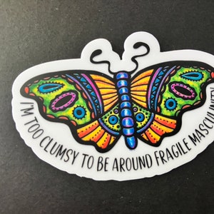 Je suis trop maladroit pour côtoyer une masculinité fragile - Sticker mat imperméable 2,5 x 1,5 pouces