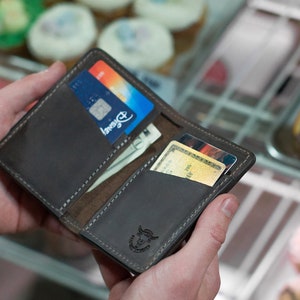Mens Slim Front Pocket Wallet. Personalized Bifold Cards Wallet. Slim Credit Card holder. Mens card wallet. Monogrammed Groomsmen Gift. image 6