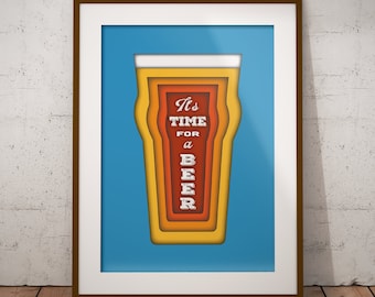 Puede incluir: Impresión artística enmarcada con un diseño de vaso de cerveza en capas en tonos amarillos, naranjas y marrones sobre un fondo azul. El texto "It's time for a beer" está dentro del vaso. El marco es marrón y el fondo es una pared de ladrillo blanco.