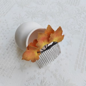 Ahornblätter Haarkamm mit Herbstfarben zum Erntedankfest, Ahorn Accessoire Geschenk, minimalistischer Herbstblatt Haarkamm