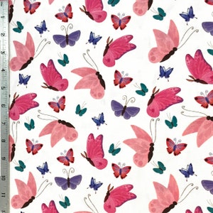 Może przedstawiać: Biały materiał z powtarzającym się wzorem różowych, fioletowych i niebieskich motyli. Motyle są w różnych rozmiarach i pozycjach, tworząc fantazyjny i kolorowy wzór.