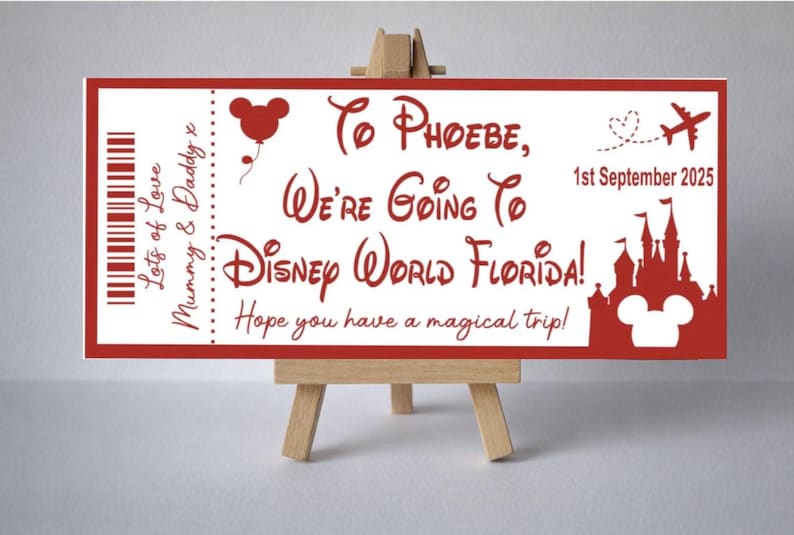 Op de afbeelding: Een rood en wit ticket dat een reis naar Disney World Florida aankondigt. De tekst luidt "To Phoebe, We're Going To Disney World Florida!" met een Mickey Mouse-silhouet en de datum "1 september 2025".