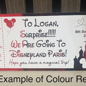 K&ouml;nnte beinhalten: Eine rot-wei&szlig;e Ticket-Ank&uuml;ndigung mit dem Text "To Logan, Surprise! We are going to Disneyland Paris!" und dem Datum "8. September 2025". Enth&auml;lt eine Mickey Mouse Silhouette und ein rotes Flugzeug.