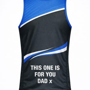 Puede incluir: Un juego de tres tazas de cerámica con un acabado mate moteado. Las tazas son en tonos crema, gris claro y gris oscuro. Cada taza tiene un diseño simple y minimalista, ideal para café o té.