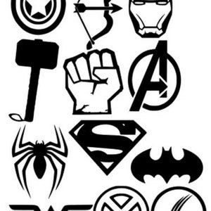 Könnte beinhalten: Schwarz-weiße Silhouetten-Icons beliebter Superhelden-Charaktere, darunter Captain America, Iron Man, Thor, Hulk, Spiderman, Superman, Batman, Wonder Woman, Wolverine und das X-Men-Logo.