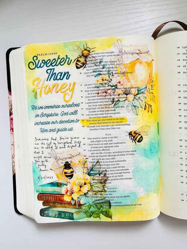 Op de afbeelding: Een pagina uit de Bijbel met de woorden "Sweeter Than Honey" in kleurrijke letters. De pagina is versierd met een aquarel van een pot honing, bijen en bloemen. De tekst op de pagina is Psalm 119:93, die luidt: "Hoe zoet zijn uw woorden voor mijn smaak, zoeter dan honing voor mijn mond!"