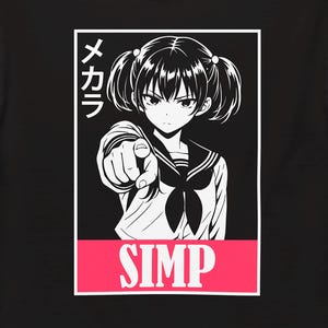 Könnte beinhalten: Schwarzes T-Shirt mit einer weißen und rosa Grafik. Die Grafik zeigt ein Mädchen im Anime-Stil, das mit dem Finger zeigt, mit japanischem Text und dem Wort "SIMP" in einem rosa Rechteck. Das T-Shirt hat einen Rundhalsausschnitt und kurze Ärmel.