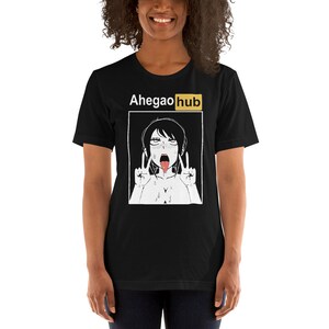 Puede incluir: Camiseta negra con un gr&aacute;fico blanco de un personaje de anime con el texto "Ahegao hub" en amarillo.