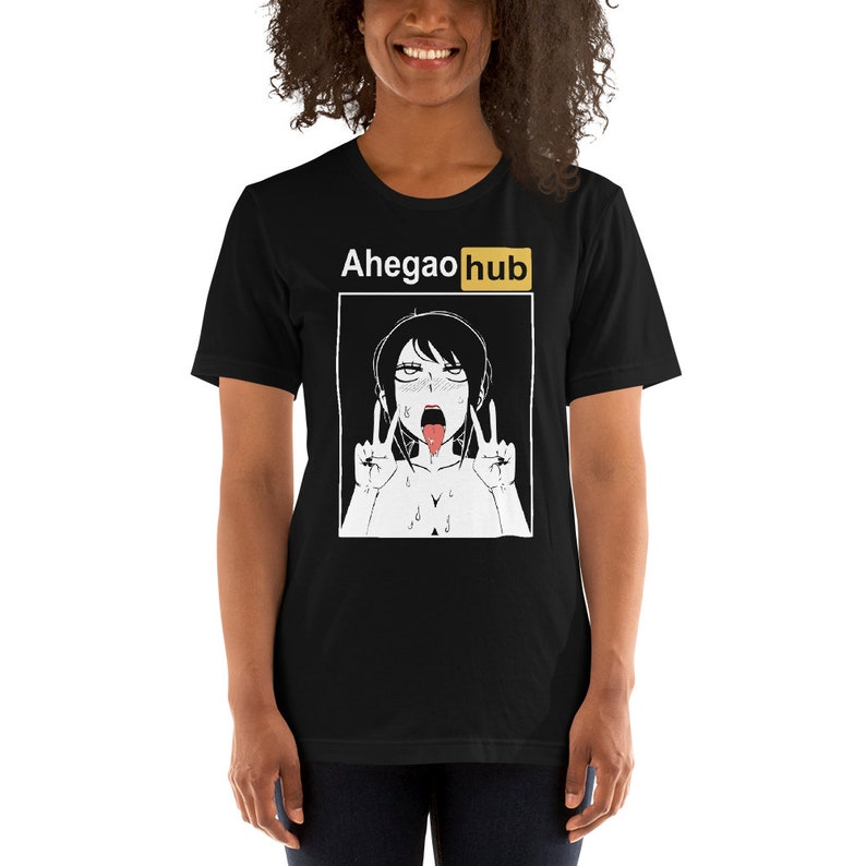 Puede incluir: Camiseta negra con un gr&aacute;fico blanco de un personaje de anime con el texto "Ahegao hub" en amarillo.