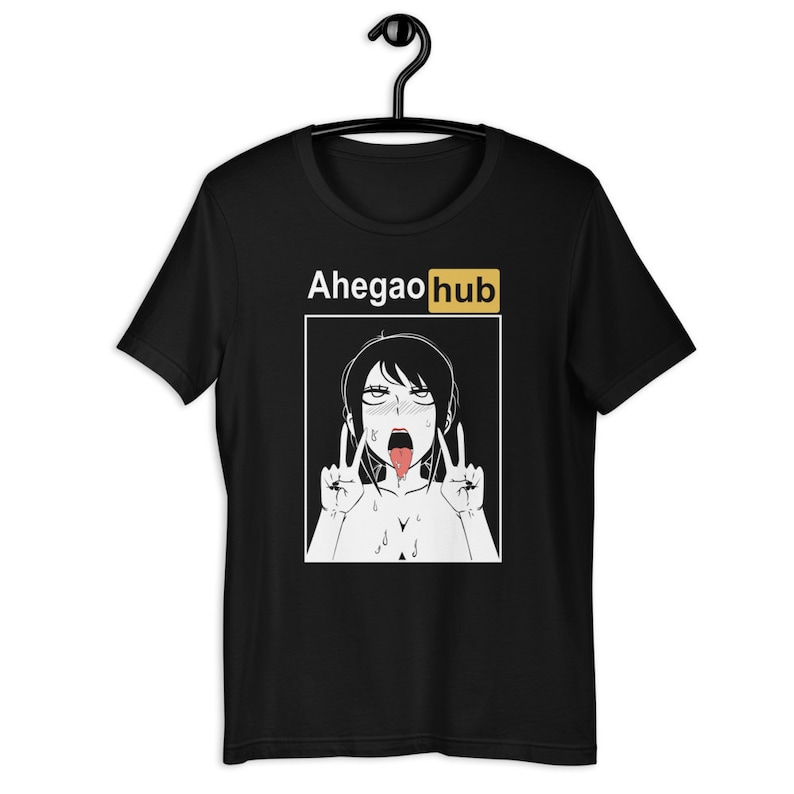 Puede incluir: Camiseta negra con un gr&aacute;fico blanco de un personaje de anime con el texto "Ahegao hub" en amarillo.
