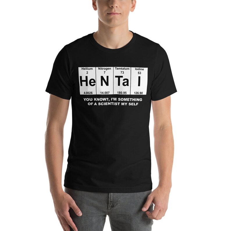 Puede incluir: Camiseta negra con un gr&aacute;fico blanco de la tabla peri&oacute;dica de los elementos Helio, Nitr&oacute;geno, T&aacute;ntalo y Yodo. El gr&aacute;fico est&aacute; dispuesto para deletrear "He N Ta I" e incluye el n&uacute;mero at&oacute;mico y el peso at&oacute;mico de cada elemento. El texto debajo del gr&aacute;fico dice "&iquest;Sabes?, soy algo as&iacute; como un cient&iacute;fico."