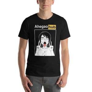 Puede incluir: Camiseta negra con un gr&aacute;fico blanco de una mujer con la lengua fuera y el texto "Ahegao hub" en un cuadro amarillo.