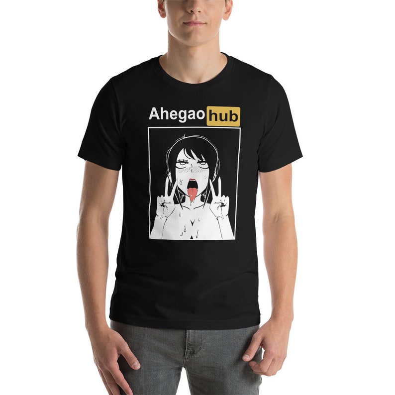 Puede incluir: Camiseta negra con un gr&aacute;fico blanco de una mujer con la lengua fuera y el texto "Ahegao hub" en un cuadro amarillo.