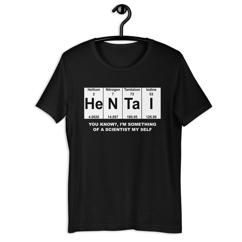 Puede incluir: Camiseta negra con un gr&aacute;fico blanco de los elementos de la tabla peri&oacute;dica Helio, Nitr&oacute;geno, T&aacute;ntalo y Yodo, deletreados como "He N Ta I". El texto "You know?, I'm something of a scientist my self" est&aacute; debajo del gr&aacute;fico.