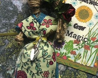 Bambola a forma di strega da giardino: talismano in iuta con ciondolo a cazzuola