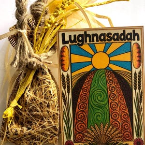 Peut inclure: Une plaque décorative en bois avec le mot "Lughnasadah" et une illustration colorée d'un soleil, de blé et d'un motif en spirale vert. La plaque est accompagnée d'un petit sac en toile de jute attaché avec de la ficelle et du raphia jaune, et d'un bouquet de blé.
