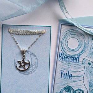 Mond und Pentagramm schön gestaltete Silber Ton Anhänger Halskette Geschenk-Set Original-Karte Organza Beutel Yule Geschenk Wicca Pagan