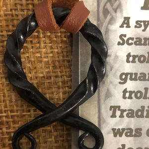Viking Trollkors Trollkreuz Schutztalisman verstellbar Kunstlederkette und Karte Segensset Geschenkbeutel inklusive