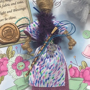 Ein süsser Glücksbringer Hexe Poppet für Stoff Handwerker Begleiter Talisman Glück Geschenk Weber Strickerin Stickerin Zauberspruch Absichtskarte