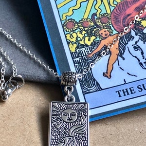 Carta del Tarot, collar con colgante de sol, tarjeta de cadena de 20 pulgadas y bolsa de regalo incluida, buena fortuna, armonía, alegría, felicidad, confianza