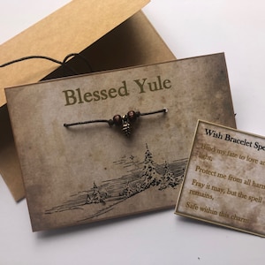 Yule midwinter solstice wish Armband auf einer Karte Tannenzapfen Perlenarmband Kraft Umschlag und Spruch Karte