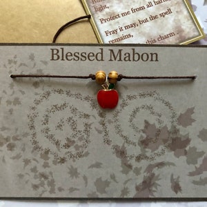 Bracelet de voeux Mabon, breloque pomme, perles en bois, carte de sorts, enveloppe