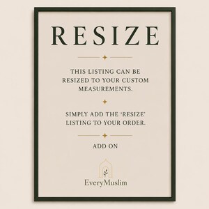 Op de afbeelding: Een ingelijst bord met een beige achtergrond en een donkergroene rand. De tekst luidt: RESIZE. THIS LISTING CAN BE RESIZED TO YOUR CUSTOM MEASUREMENTS. SIMPLY ADD THE 'RESIZE' LISTING TO YOUR ORDER. ADD ON. EveryMuslim met een boogicoon.