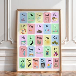 Peut inclure: Une affiche éducative encadrée présentant l'alphabet anglais avec des symboles et des mots islamiques. Chaque lettre est sur une carte colorée avec des images et du texte arabe correspondants. L'affiche est dans un cadre doré.
