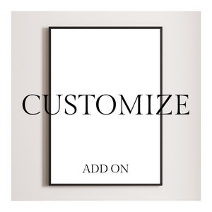 Peut inclure: Une affiche encadrée noire avec le mot "CUSTOMIZE" en grandes lettres audacieuses et les mots "ADD ON" en lettres plus petites en dessous.