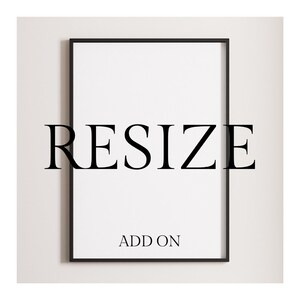 Op de afbeelding: Zwarte gelijst poster met het woord "RESIZE" in grote, vetgedrukte letters en de tekst "ADD ON" in kleinere letters eronder.