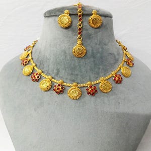 Zuid-Indiase tempelketting sieradenset bruidsketting choker tikka met oorbellen robijnrode kettingset feestkleding bruiloft Indiase sieradenset