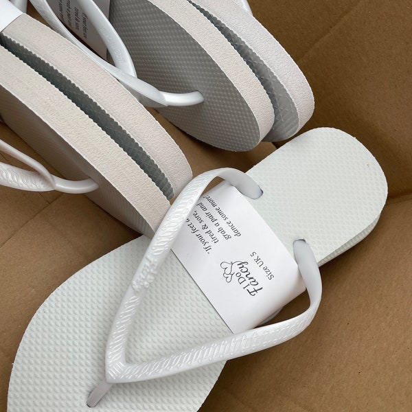 25 Paar hochwertige weiße Party-Flip-Flops mit „Dancing Feet“-Größenetiketten, Hochzeitsidee