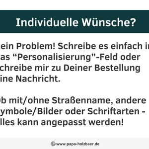 Puede incluir: Un bot&oacute;n verde con el texto "Individuelle W&uuml;nsche?" en blanco. El texto debajo del bot&oacute;n dice "Kein Problem! Schreibe es einfach in das "Personalisierung"-Feld oder schreibe mir zu Deiner Bestellung eine Nachricht. Ob mit/ohne Stra&szlig;enname, andere Symbole/Bilder oder Schriftarten - alles kann angepasst werden!" y el texto en la parte inferior dice "www.papa-holzbaer.de".